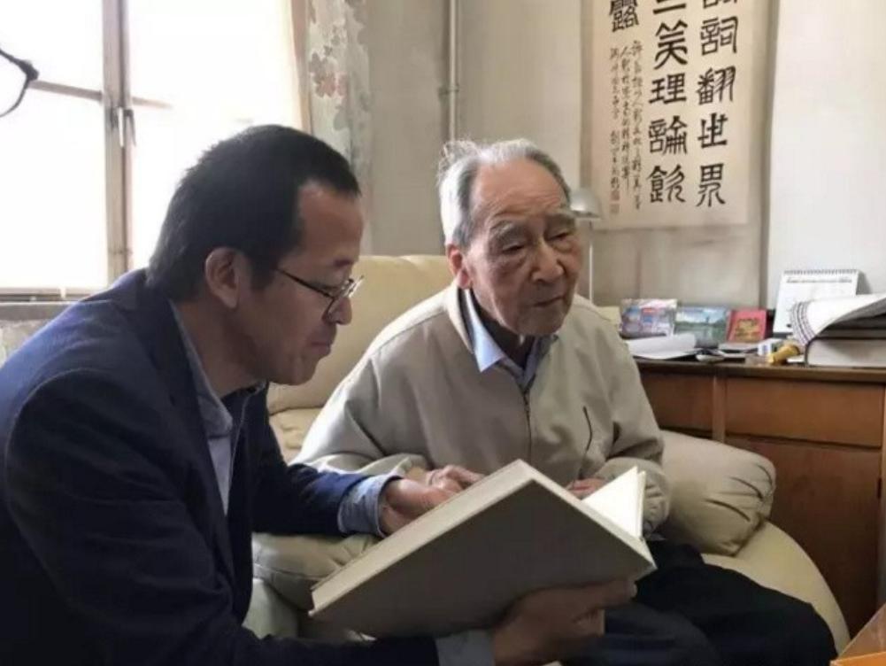 2017年，俞敏洪去看望自己北大的恩师许渊冲，没想到，年纪已经96岁的恩师住的房