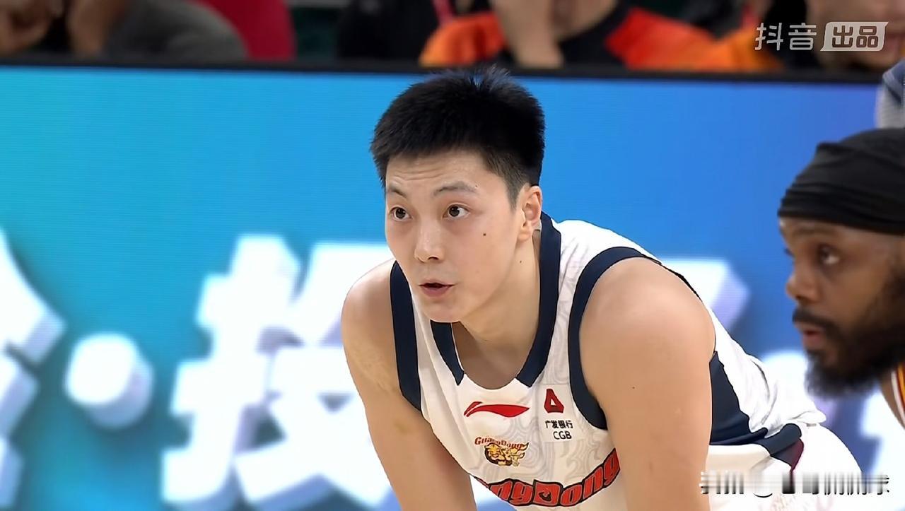 恭喜广东东阳光球星胡明轩入选中国男篮短训营！今天中国篮球之队官方公布了本次男篮短