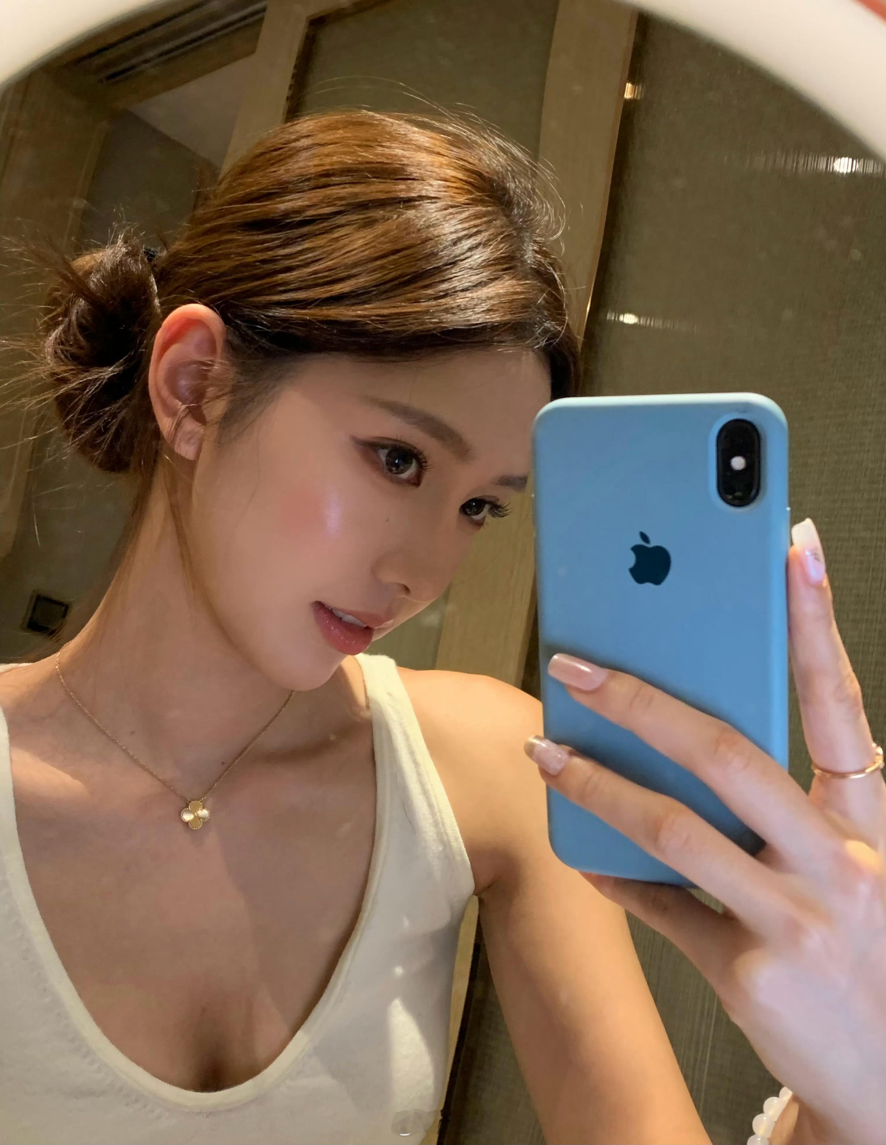 这个好看的小姐姐手上的iPhone引起了我的注意！ ​​​