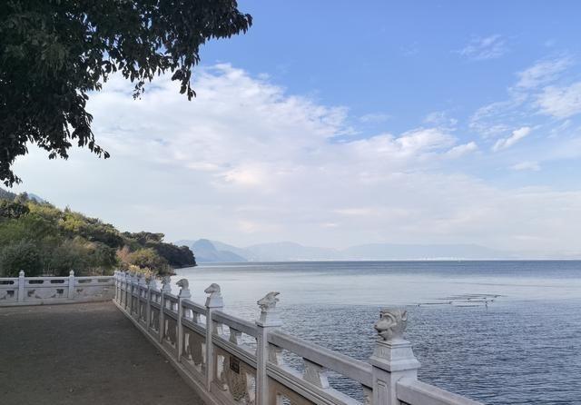 美国打伊朗最开心的是谁？感觉俄罗斯现在做梦都能笑醒，因为美国打伊朗，伊朗封锁霍尔