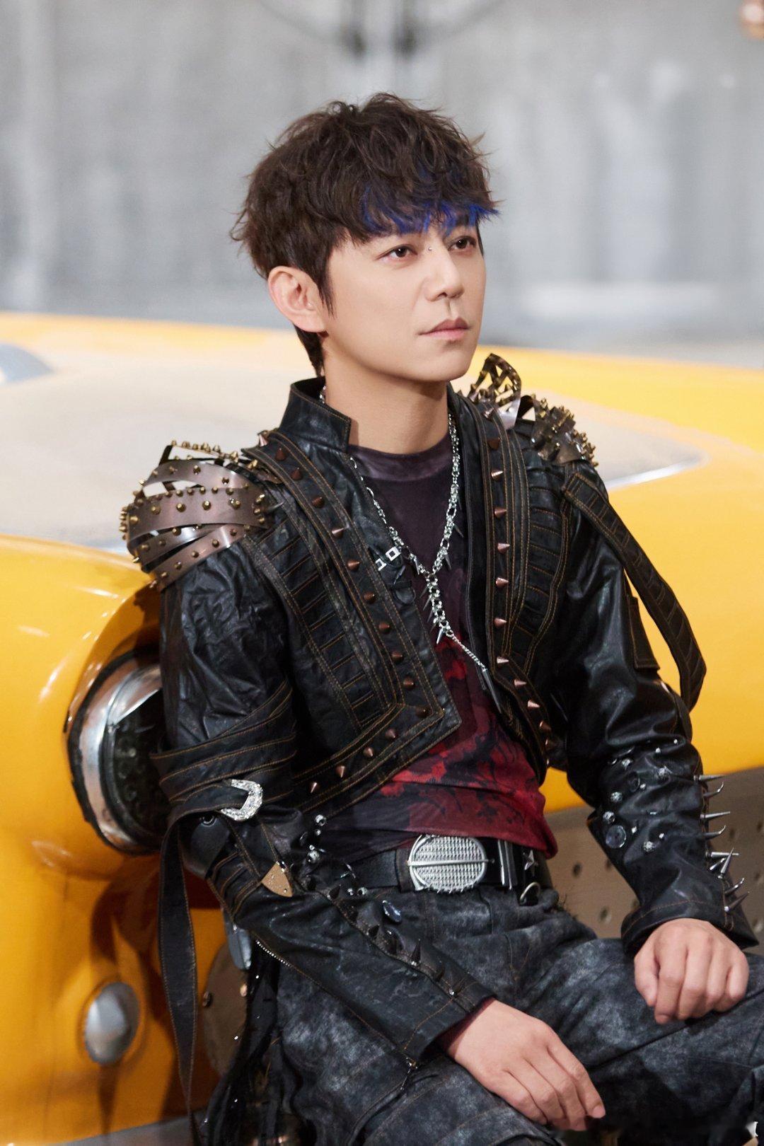 何炅开口一股海苔味大侦探“家里谁照看？我郝大哥！”何老师一开口，调子就拐到了熟悉