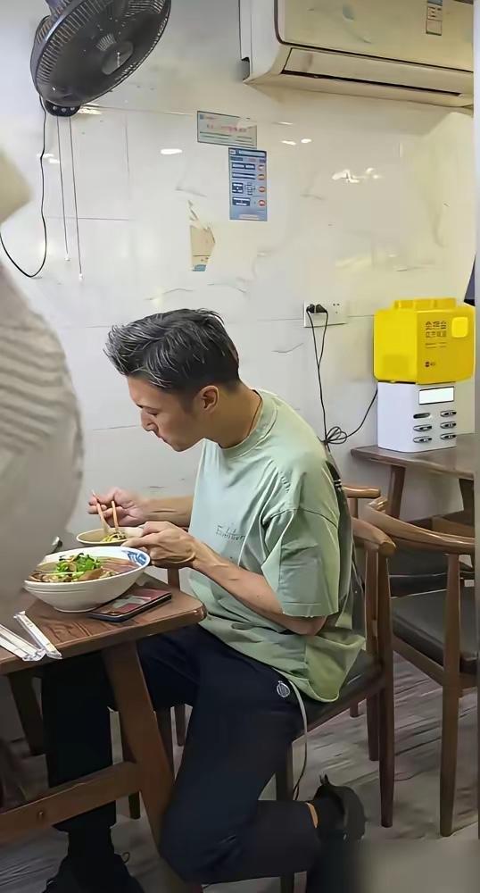 谢霆锋这么大的明星，也到小饭馆吃面，非常接地气