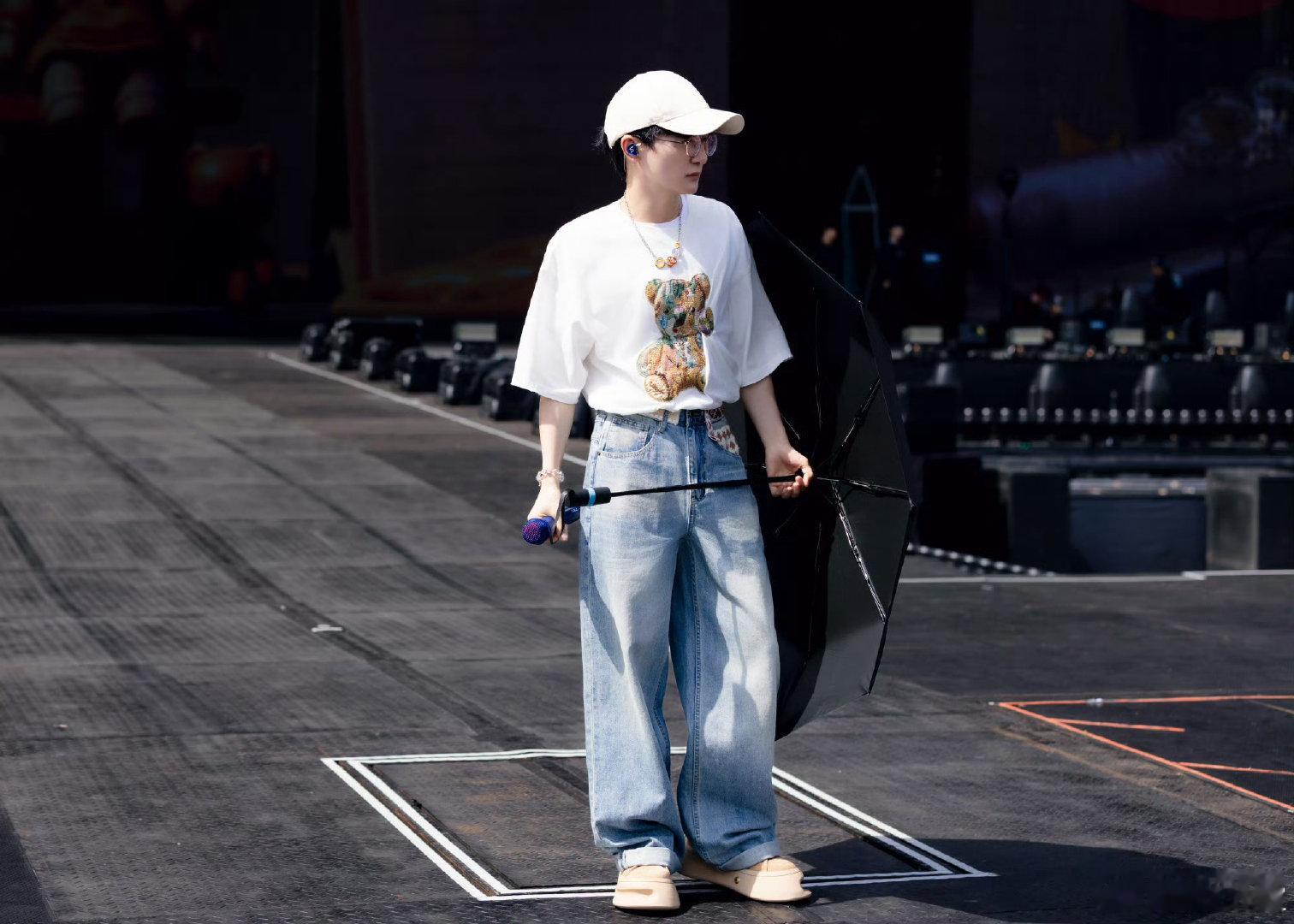 周深打开衣柜全是白T周深演唱会虽然会有很夸张的衣服，但私服确实都是黑白简约款！ 