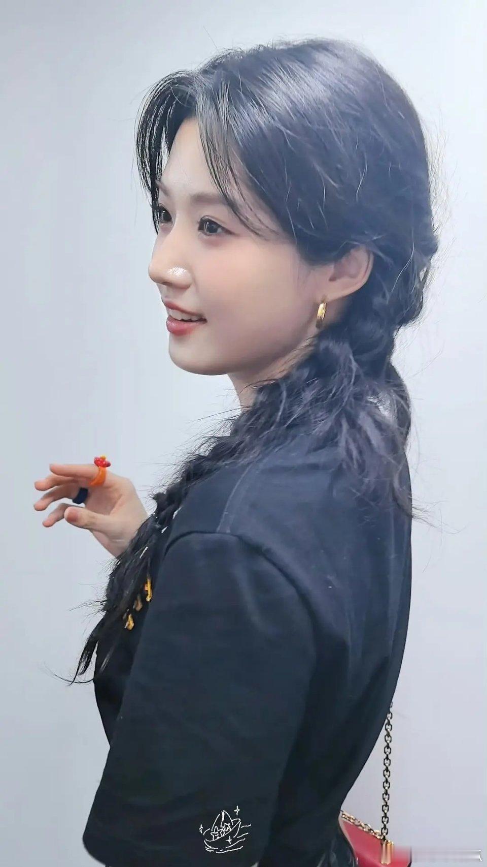 卢昱晓现在的生图真的好好看，红气养人是真的 ​​​