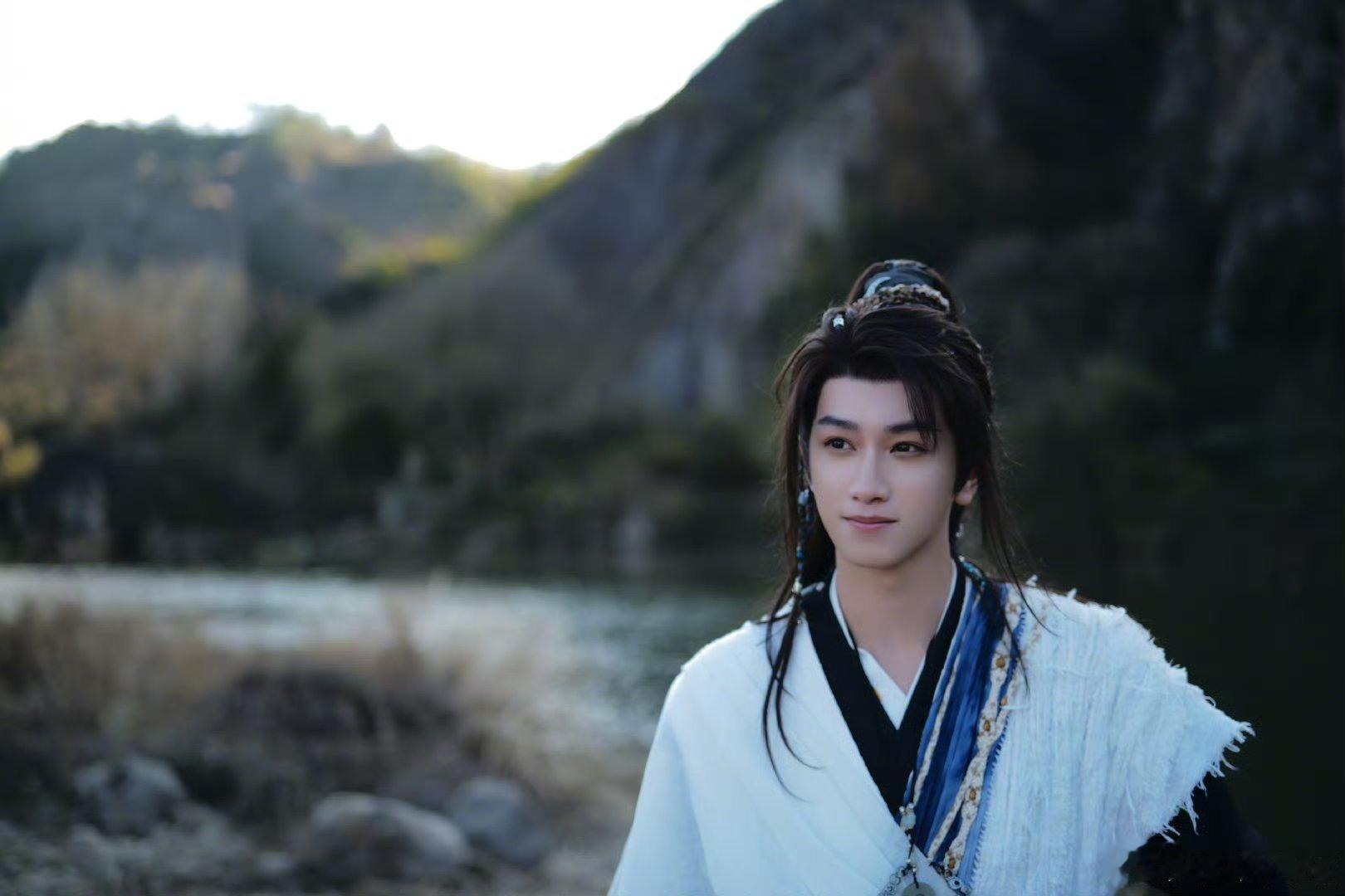 罗云熙给敖子逸包上恩林允拍照敖子逸包上恩林允芦苇荡三连拍 好帅！ ​​​