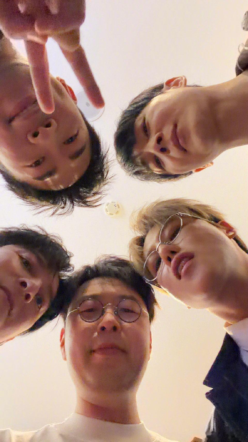谁？ 