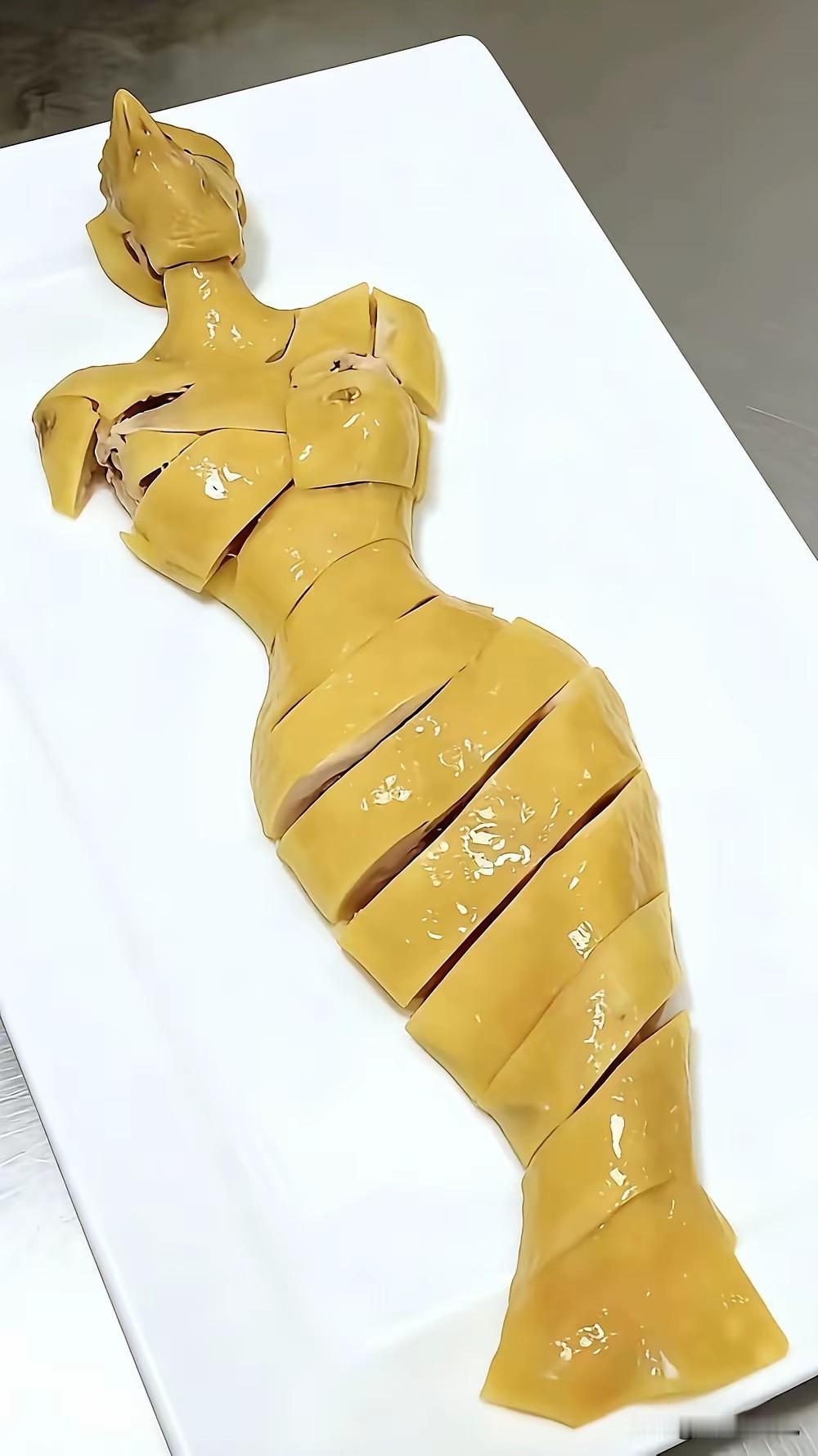 厨师太有才了，
普通的一道菜品，
硬是做出了意想不到的花样，
给人高大上的感觉，