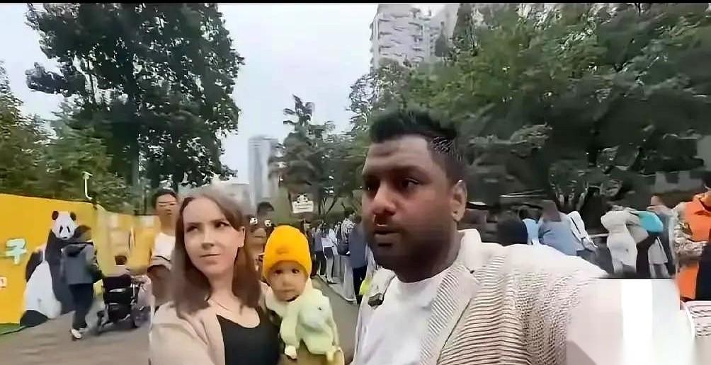 一名印度留学生，把手机镜头对准了自己家属。
妻子和孩子在床上熟睡，亲戚在不远处闲