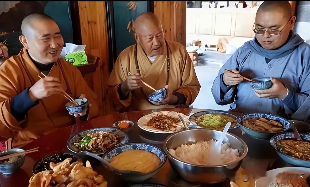与时俱进，现在的出家人也想开了，酒肉穿肠过，佛祖心中留，该吃该喝[黑线]