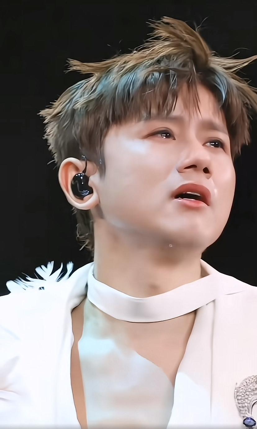 谁还在说张杰土？这套白衣羽毛造型一出来，真的杀疯了！

浅棕色碎发，凌乱又不乏精