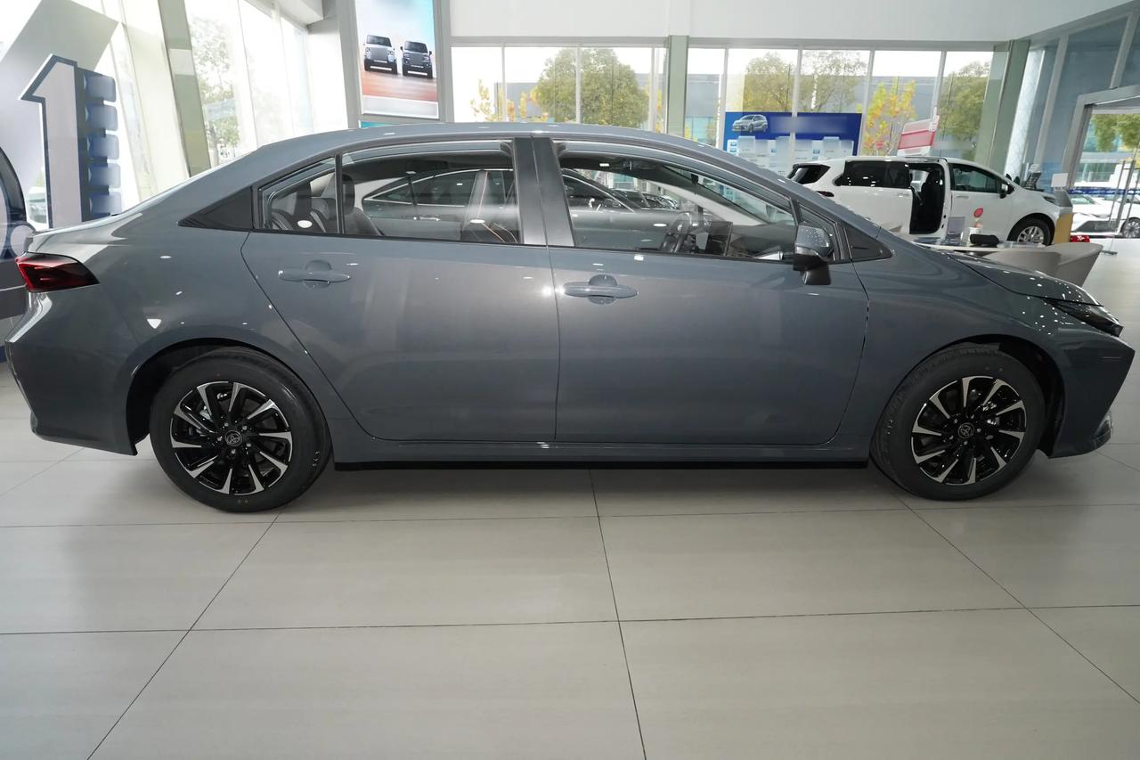 买家用车我感觉可以考虑一下卡罗拉双擎，现在10万左右就能入手。双擎的动力开起来非