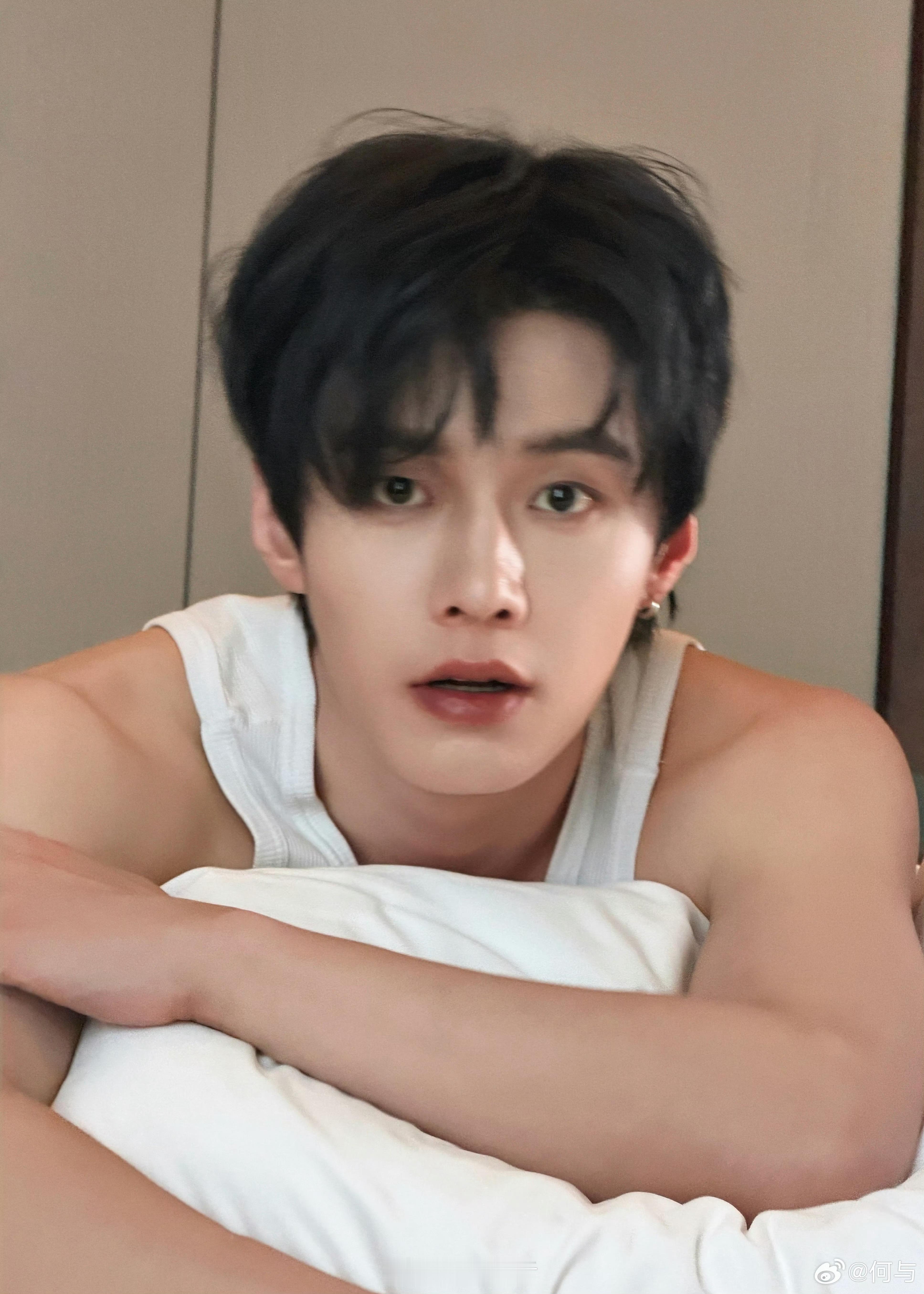 何与，纯欲风男神啊。