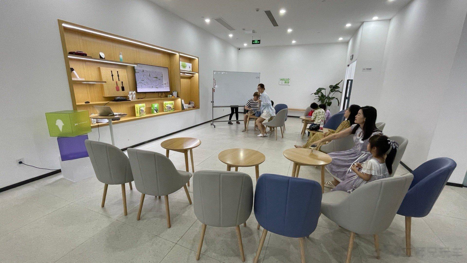 今天参加小鹏公益举办的面向青少年的新能源汽车科普课内测，带小朋友参与了参与了一场