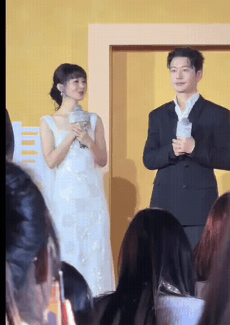 赵丽颖为什么这么想不开，
身材也挺好的，
衣服穿得也挺修身有气质的，
但是这个刘