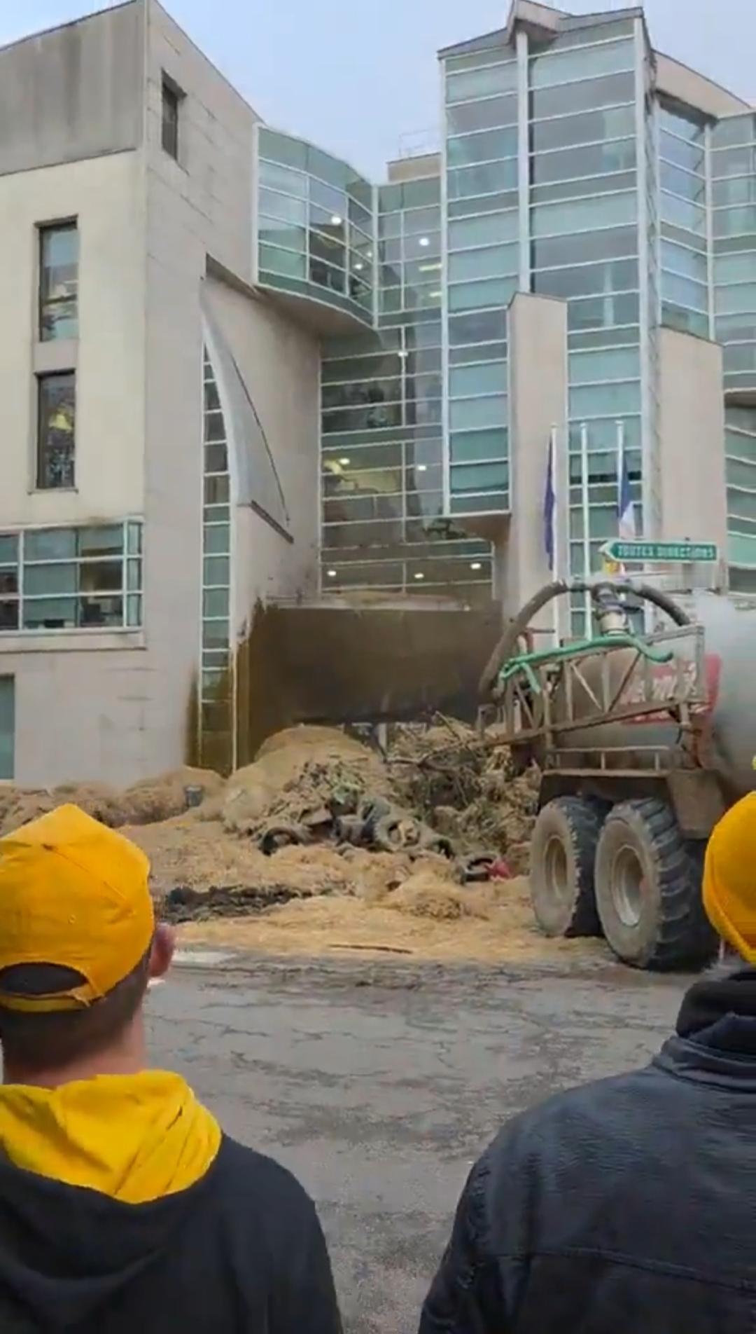 法国农民抗议欧盟强加的Mercosur贸易协议，用粪便倾倒政府总部大楼，表达对生