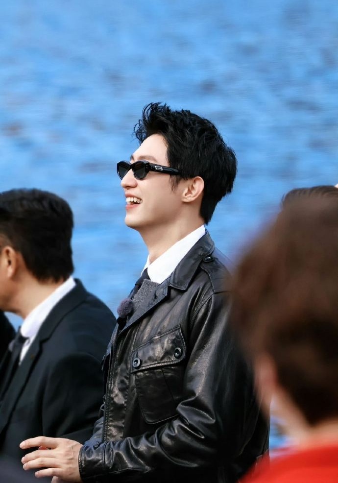 黄景瑜现在就出发造型黄景瑜在意大利录制综艺《现在就出发3》，黑色夹克+墨镜造型亮