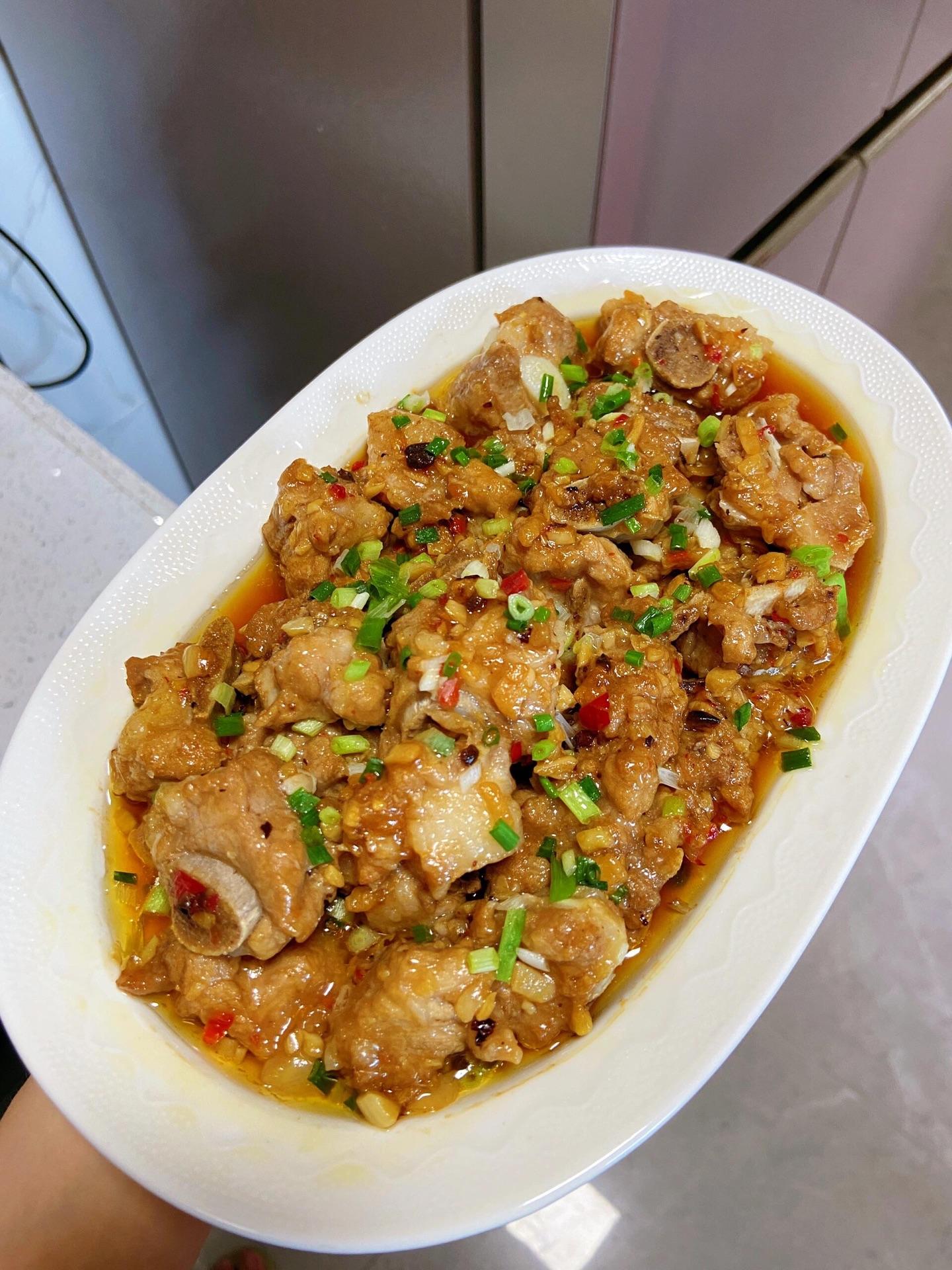 会这么做排骨绝对能找到男朋友。香味浓郁，排骨肉嫩滑入味，上桌分分钟光盘...