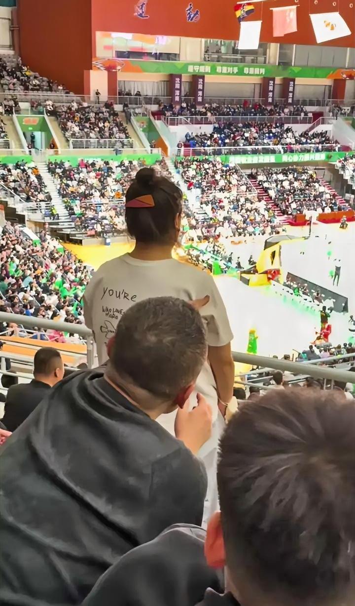 真是啥人都有，小仙女不知道跟谁生闷气，篮球赛不肯坐下，影响了后面一群观众。
有的