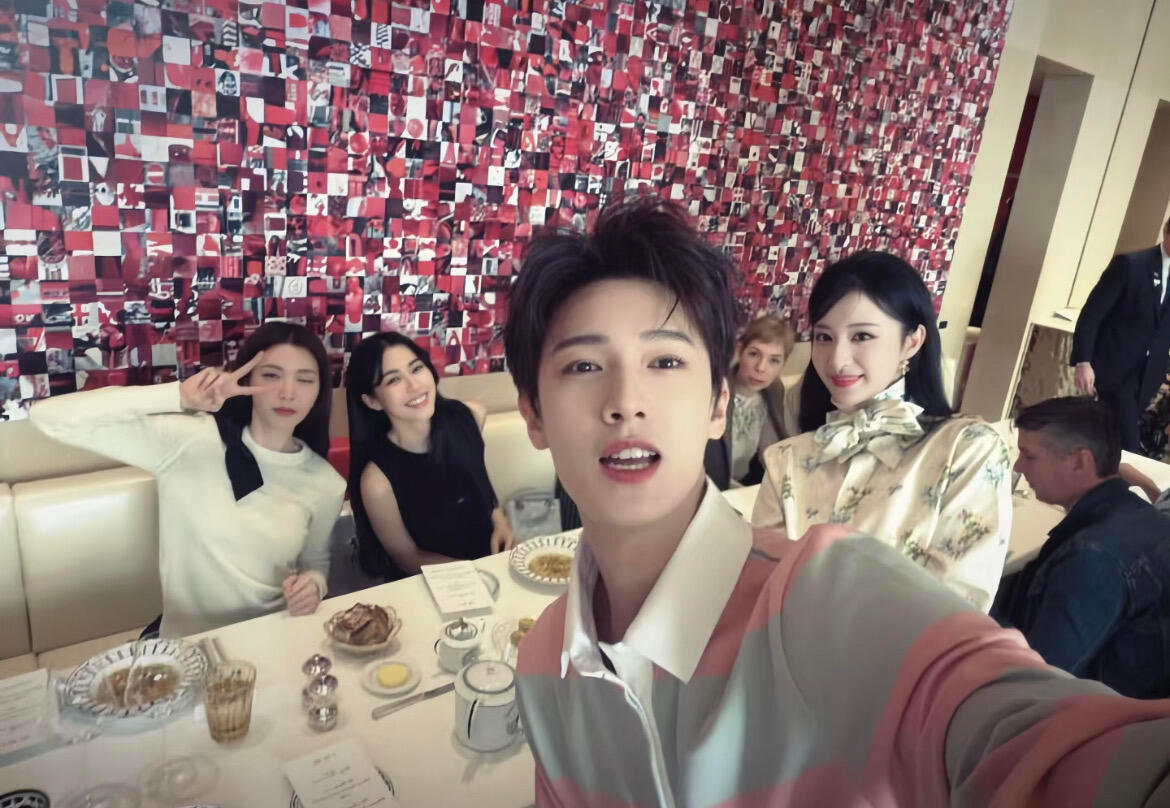 巴黎时装周邝玲玲晒和李昀锐 王楚然合照，我嘞个惊喜同框。 