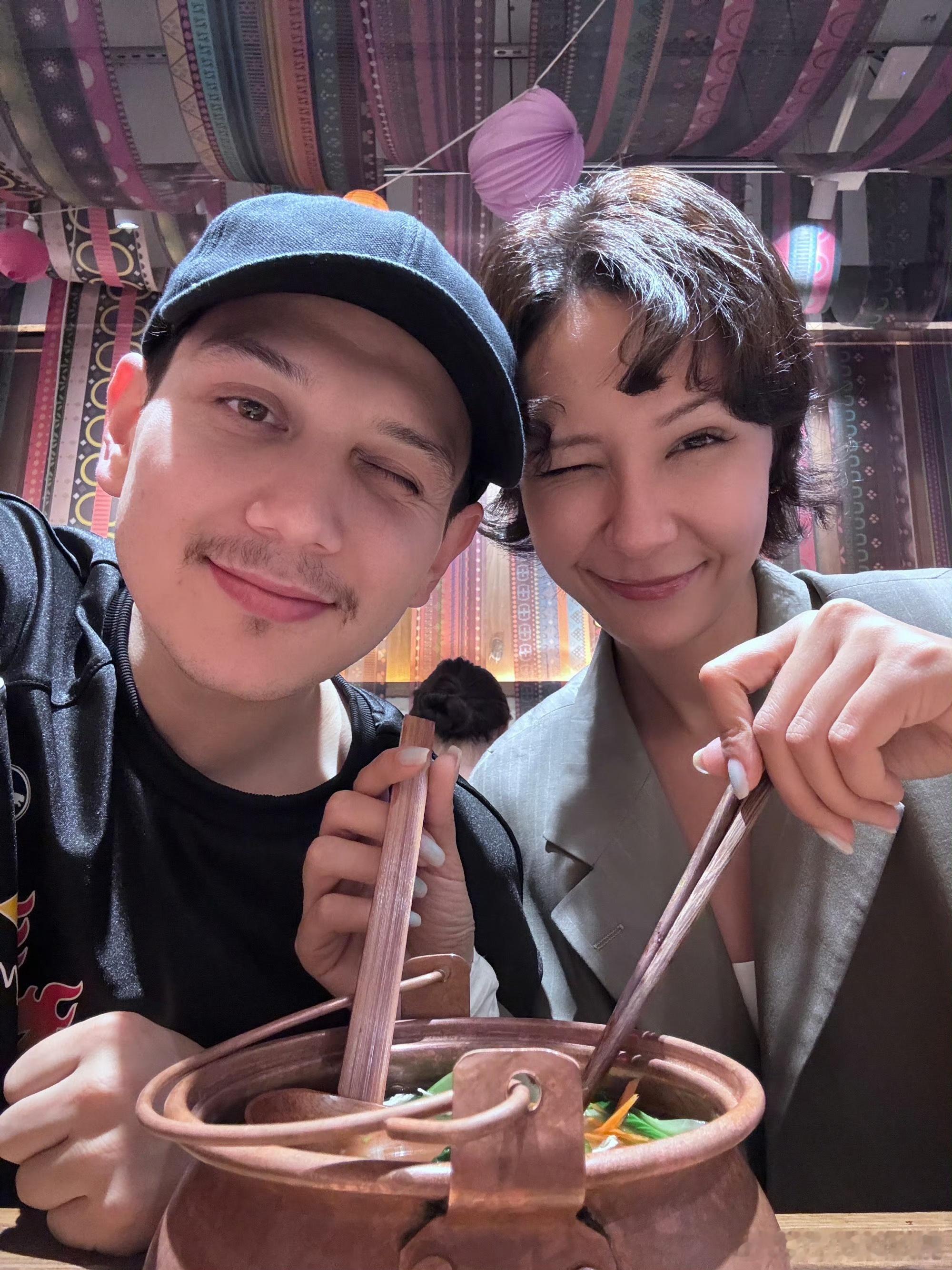 艾热孜巴小孩哥姐的爱情 被艾热孜巴首档夫妻综艺路透戳中！第一次合体录制满屏松弛感