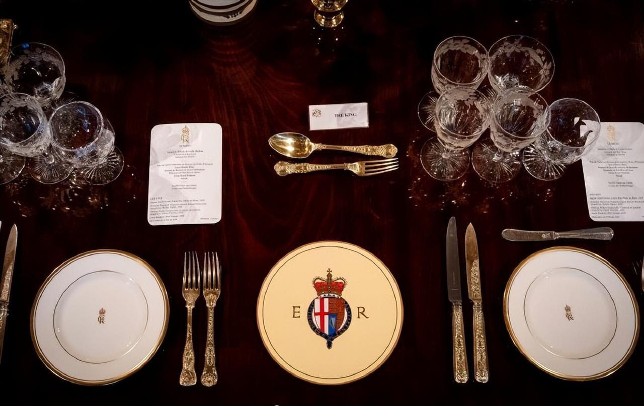 英王室欢迎尼日利亚总统的国宴，现场筹备的照片曝光！
这组照片是3月18日，查尔斯