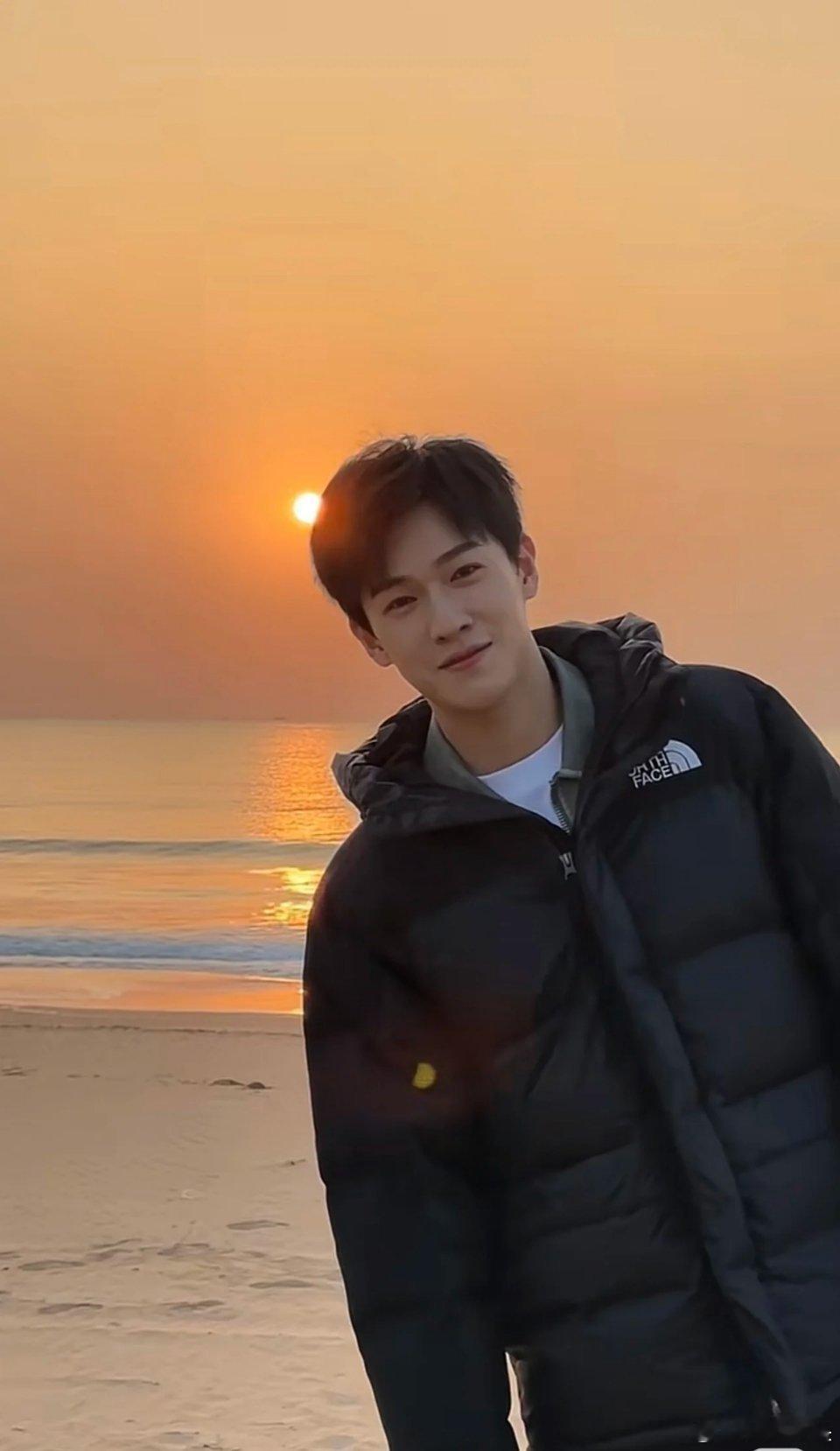 李昀锐lin[超话]  不知道为啥 感觉李昀锐是那种很幽默 很搞笑的人 笑起来也