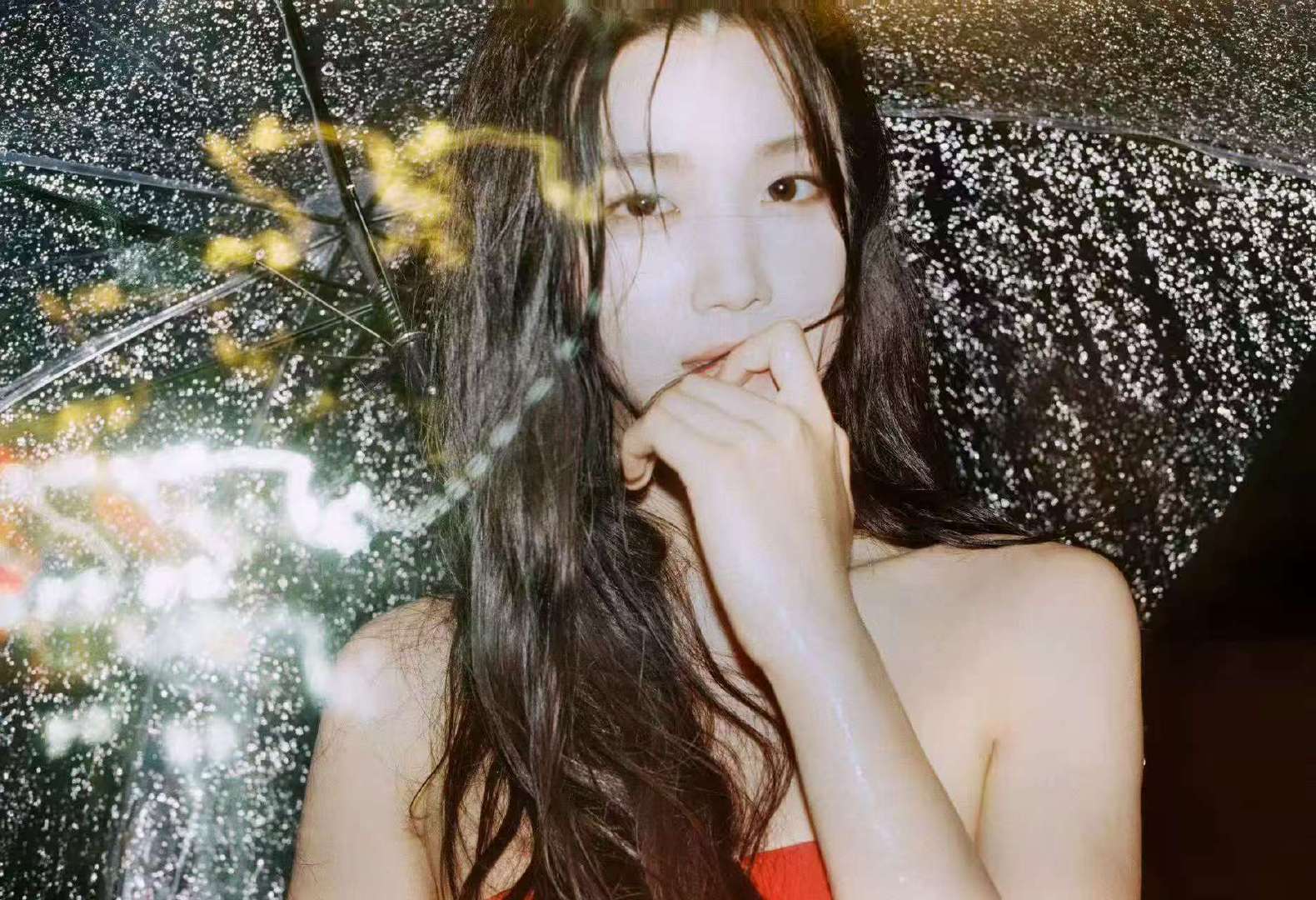 卢昱晓雨季氛围感十八宫格卢昱晓雨季十八宫格 雨季要来了噜噜晓的美照也来了~ 卢昱