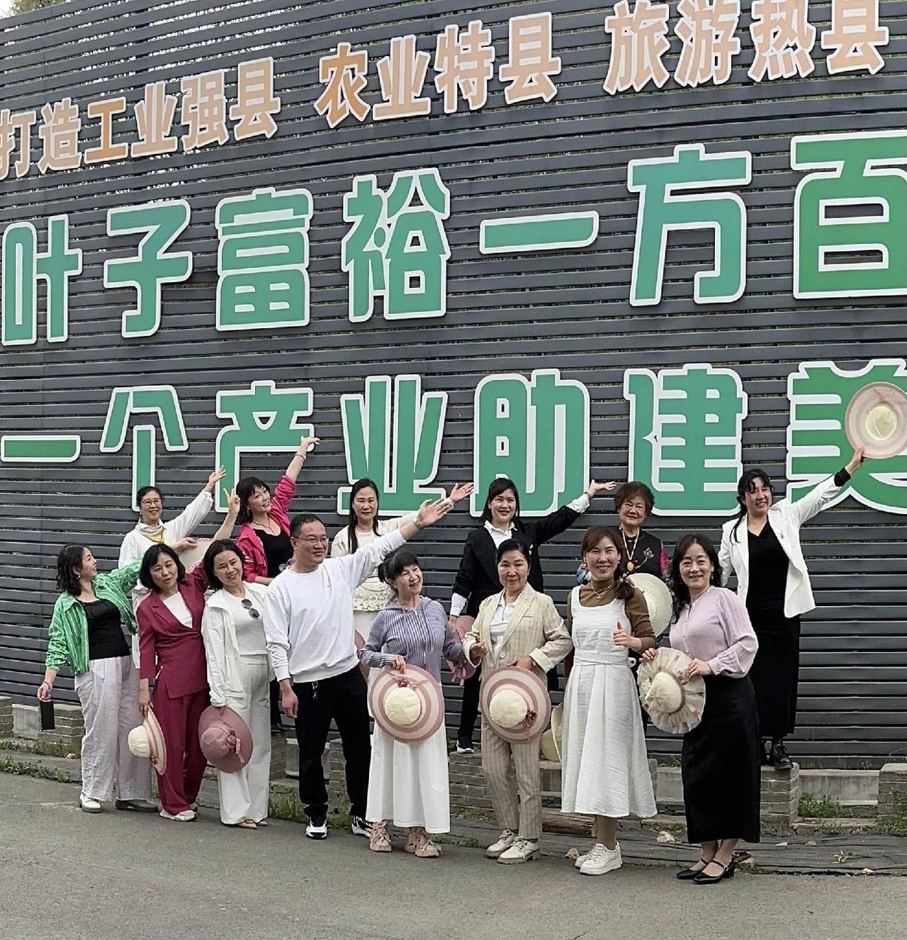 生活中大多数时间是平淡的，没有太多惊心动魄的剧情，而热爱生活的人，总能在平淡的生