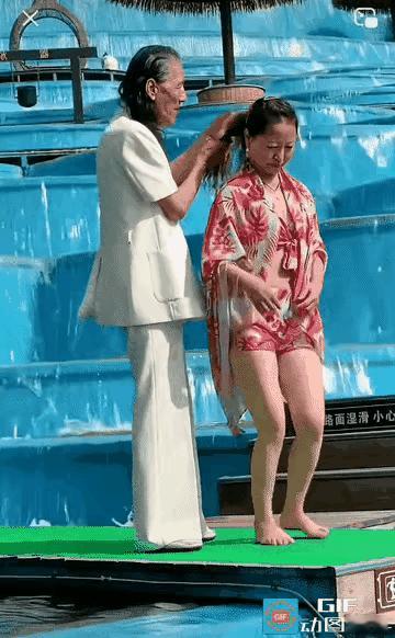 [[得意]必须抵制低俗广场舞[打脸]]

    低俗丑陋的广场舞伤风败俗，必须