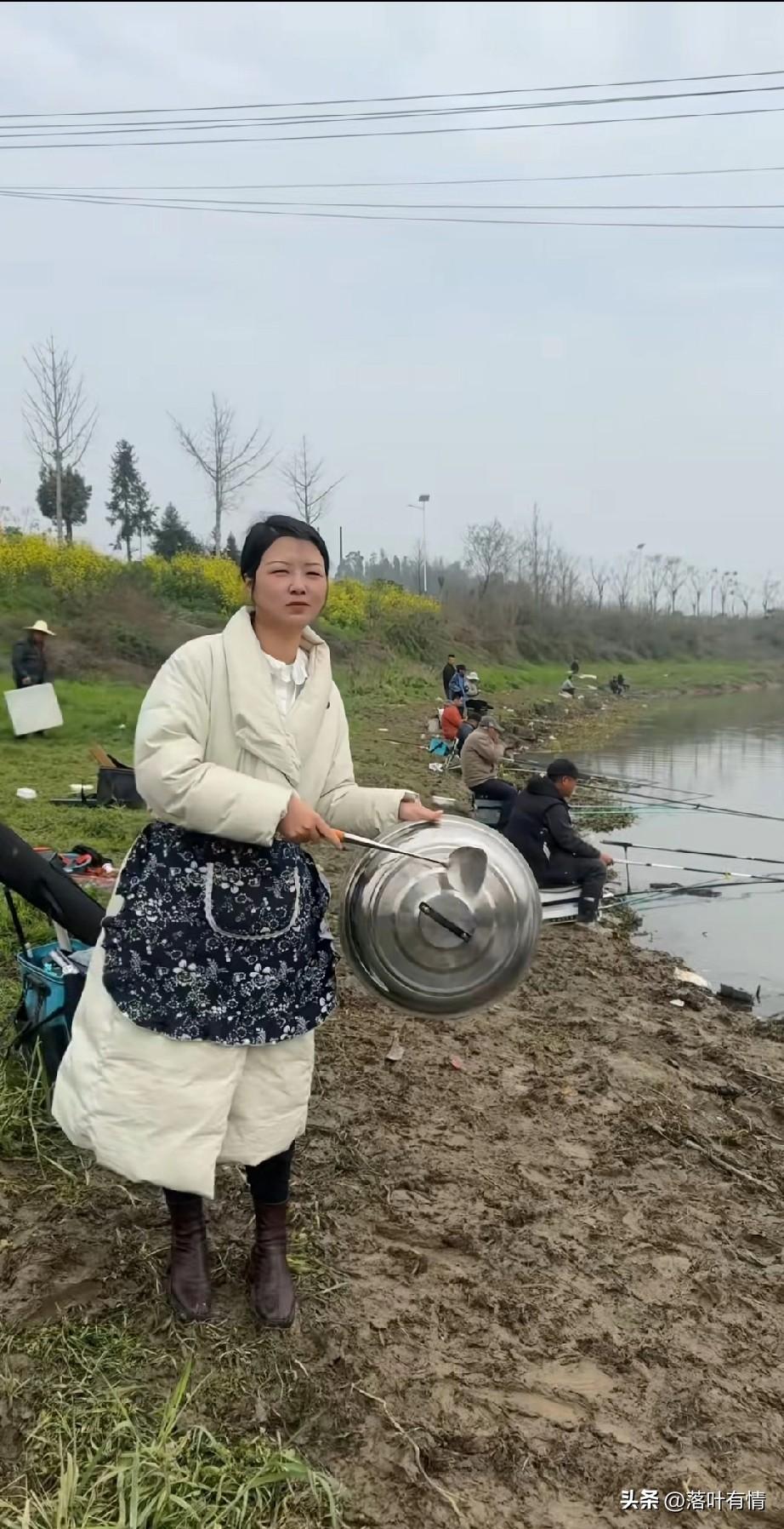 这个博主很有意思，
她在河边问大家有没有鱼可以做饭，
结果没有人回应她，
看到一
