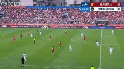 重庆铜梁龙vs浙江队 第23分钟，米特里策长传，王钰栋单刀破门，浙江客场1-0领