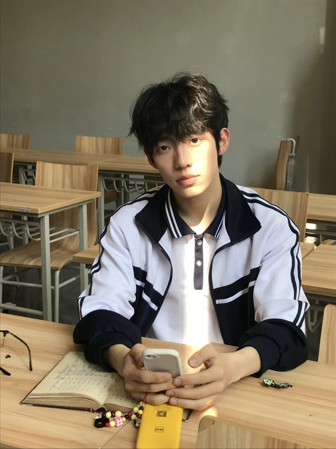 校园窗户漏进来的一束光