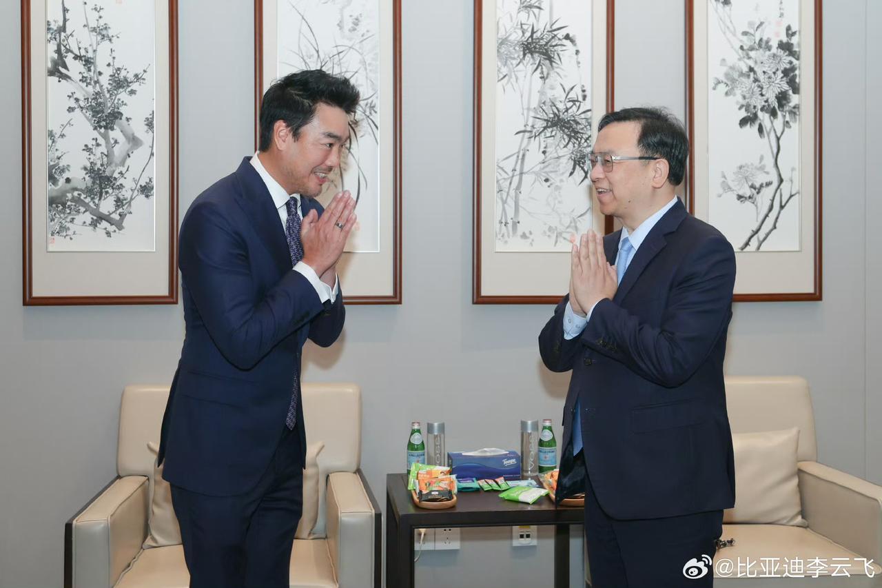 泰国私人收藏家 Pratarnwong Phornprapha 先生，成为泰国唯