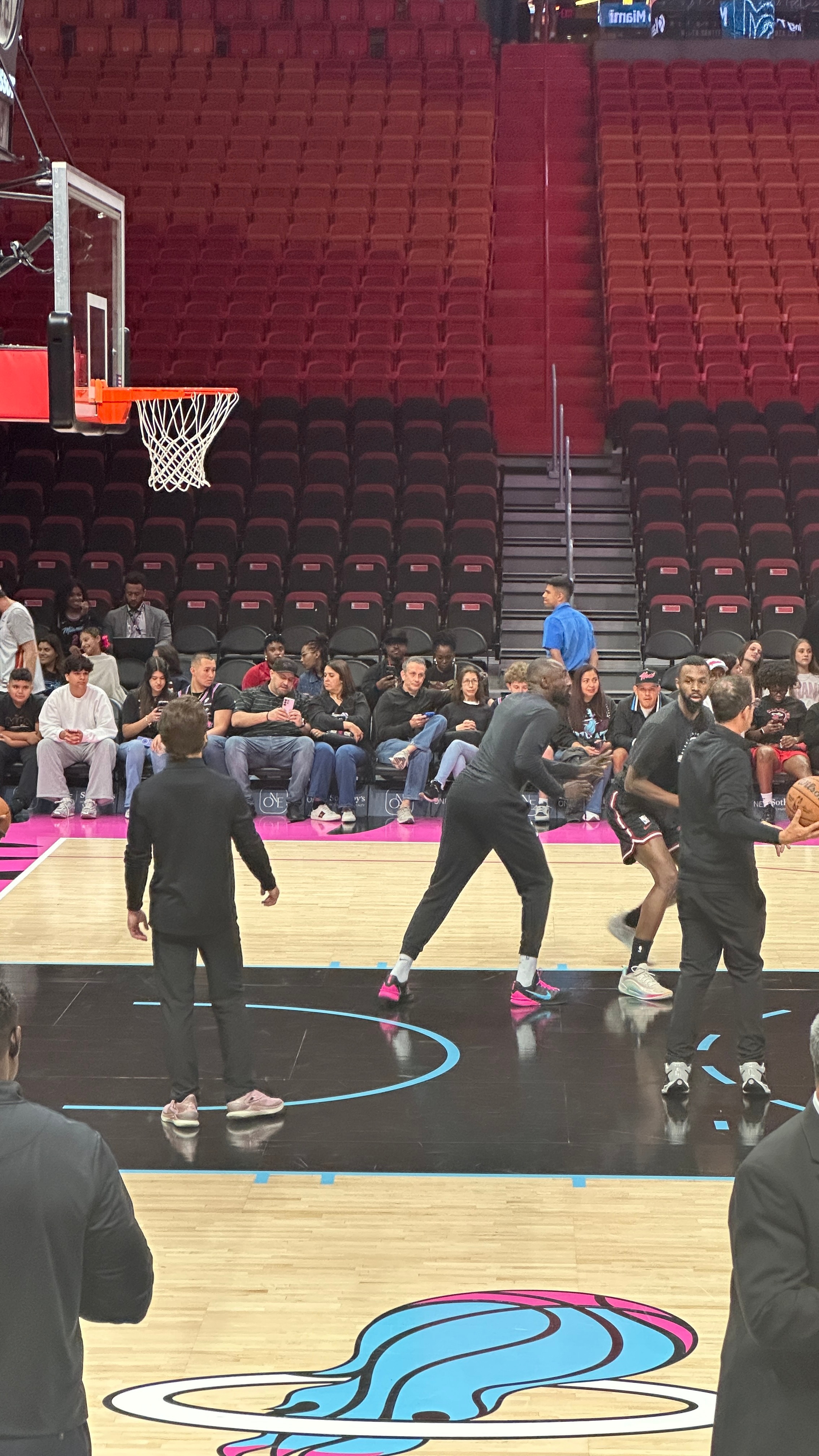 前方报道今天是我们第一次到热火现场进行报道，先给大家来一组嘴哥的对抗训练chin