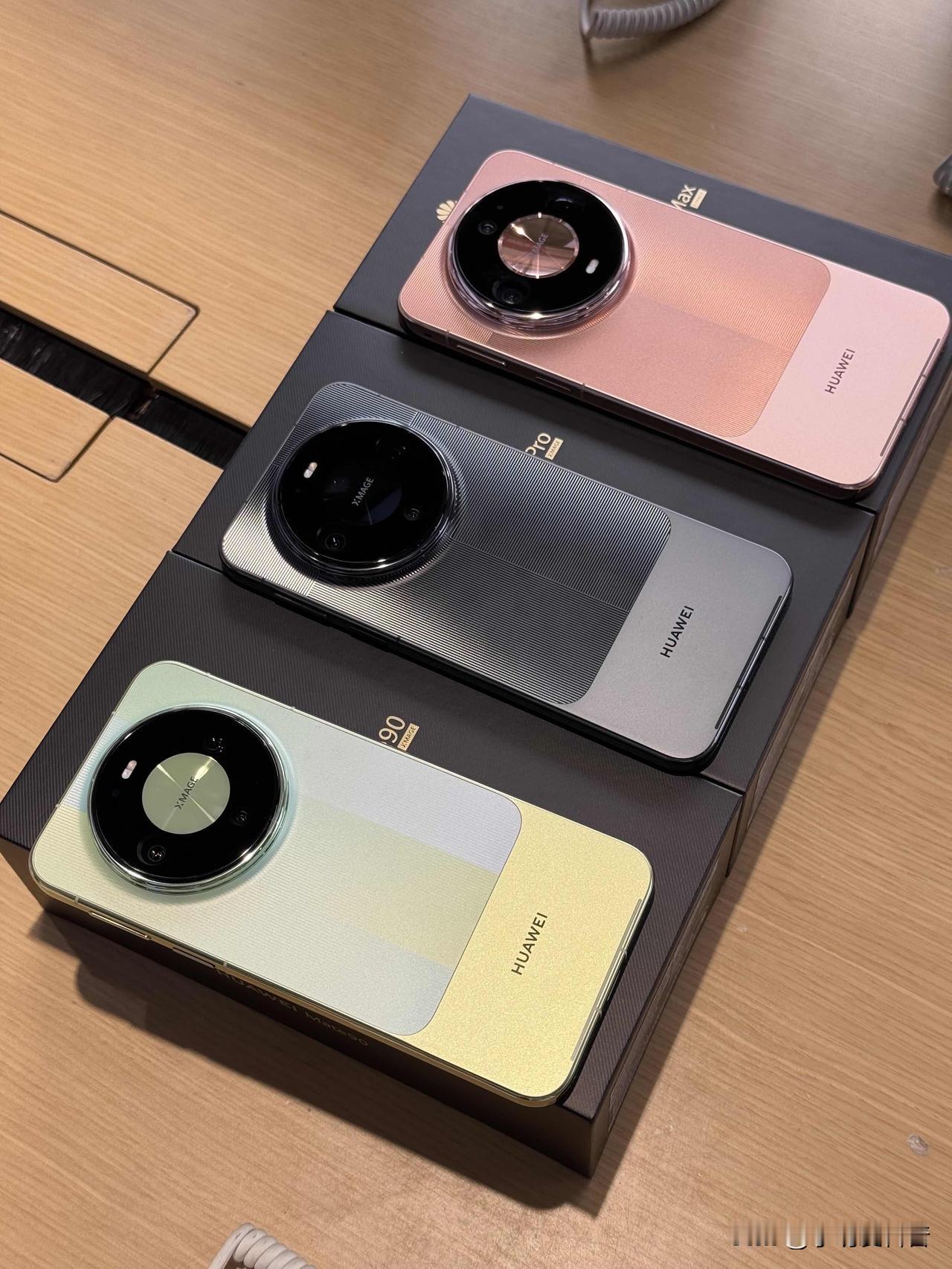 先说结论：高端机型大概率爆，但标准版有变数。

产品力够“王炸”。 Mate90