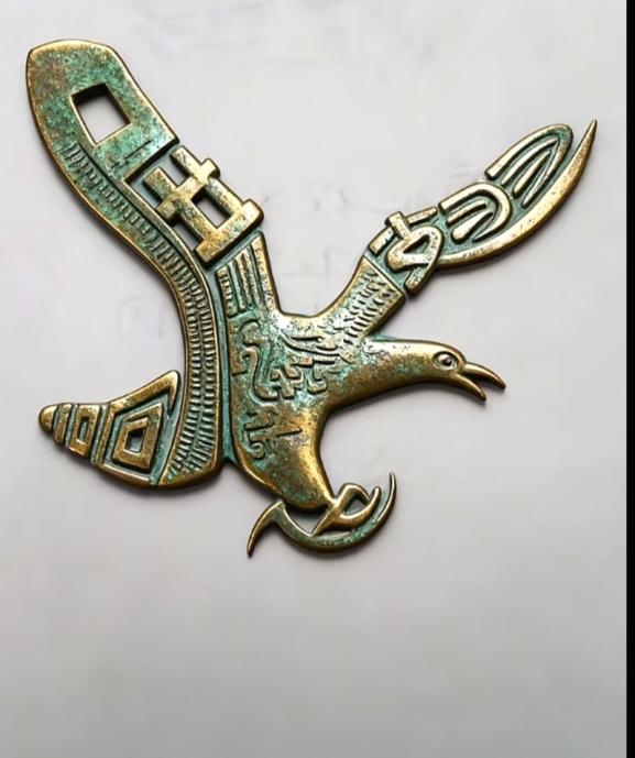 〔看图猜词语〕
图中就有一个鹰；
展翅高飞在空中；
人的理想要实现；
雏鹰从这里