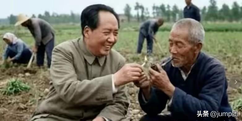 1958年8月7日，河南襄城，毛主席从烟田里出来的时候，两只脚上全是泥巴，衣服被