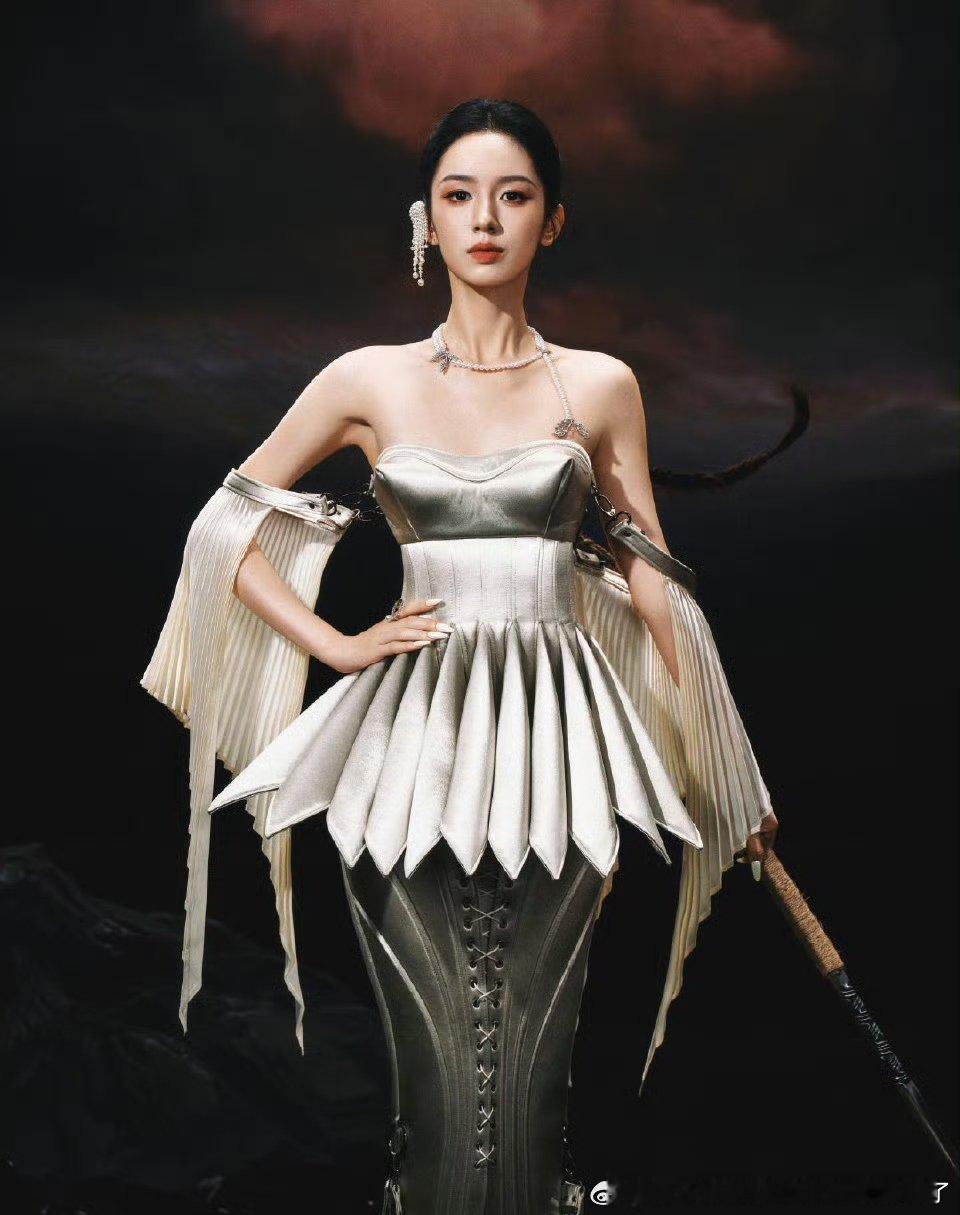 质感和设计细节差了点不然换张雨绮娜扎钟楚曦这种气场强的穿应该蛮出彩的 