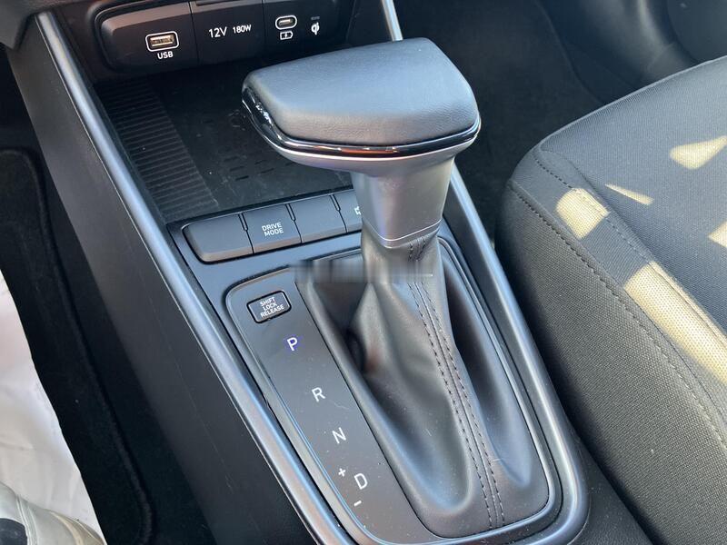 现代的小汽车，海外标注的名字是雅绅特，这车装备了1.0T+48V的动力系统，自动