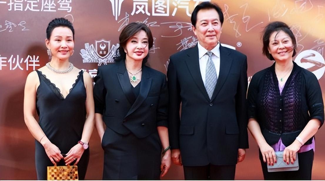 华表奖这一夜，94岁的田华，撕开了唐国强夫妇的“遮羞布。
94岁的田华作为评委会