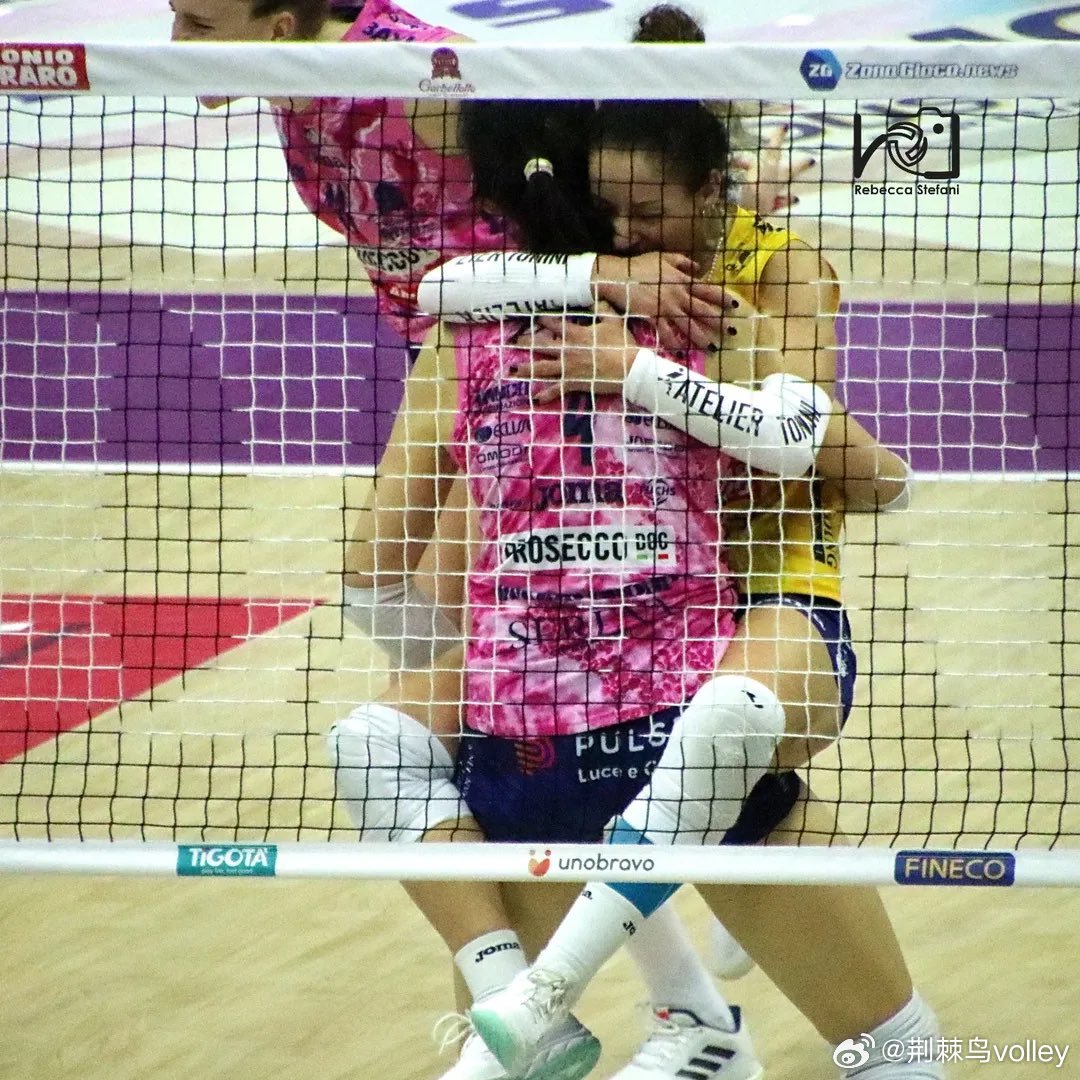 可能科内的球员都抱过德吉纳罗！朱婷 意大利女排联赛