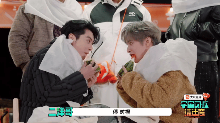 刘耀文吃西瓜喷了王鹤棣一脸宇宙闪烁请注意俺真的不中嘞两个人面对面怎么可能憋的住笑