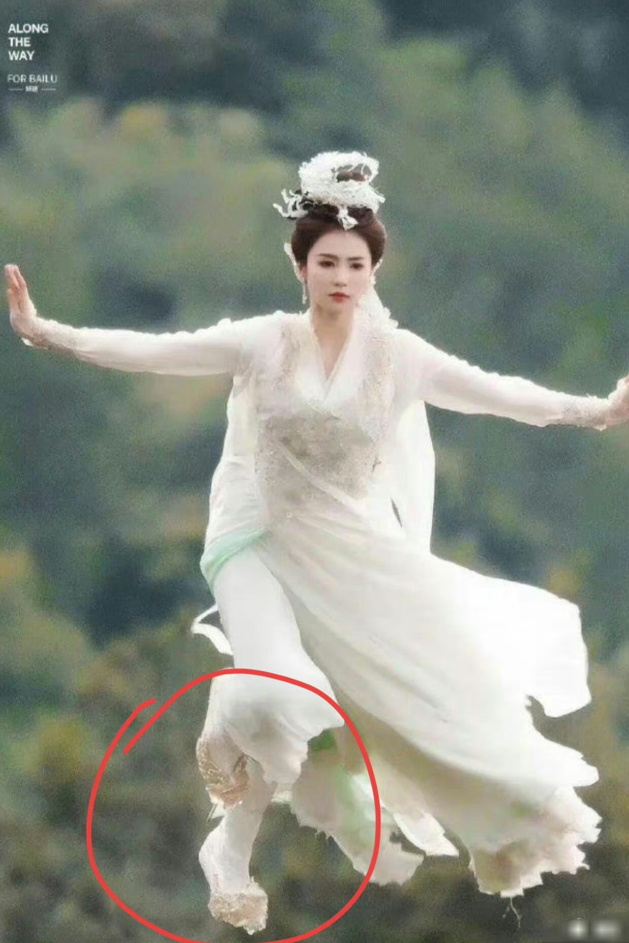 白鹿这个鞋也太土了吧，突然把这一身造型都拉低档次了 ​​​