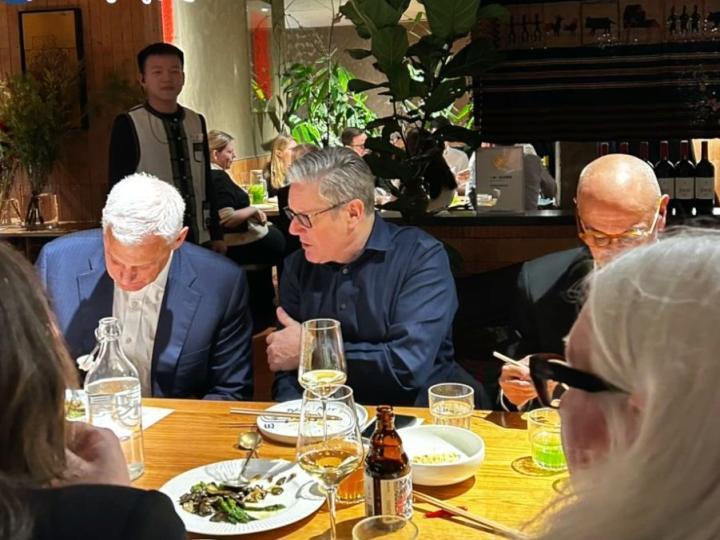 英国首相斯塔默近日在上海接受采访时表示，自己会用筷子，且经验丰富。此前其访华团在