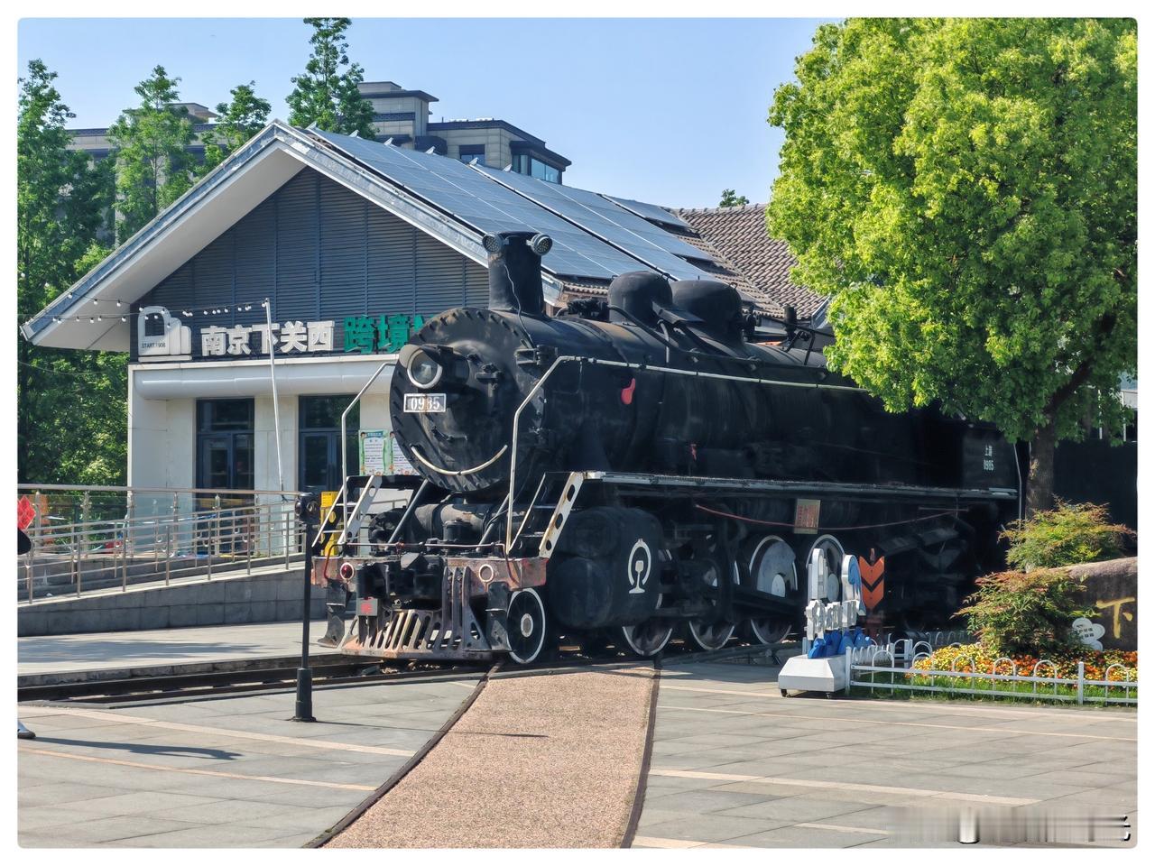 《南京下关火车主题园》

生锈的铁轨静静地躺在枕木上，一直延伸到江边去。长江大桥