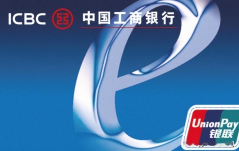 今去银行换卡，看到有两个老人在自动柜员机取钱。
一男一女，一看就像是老两口，估计