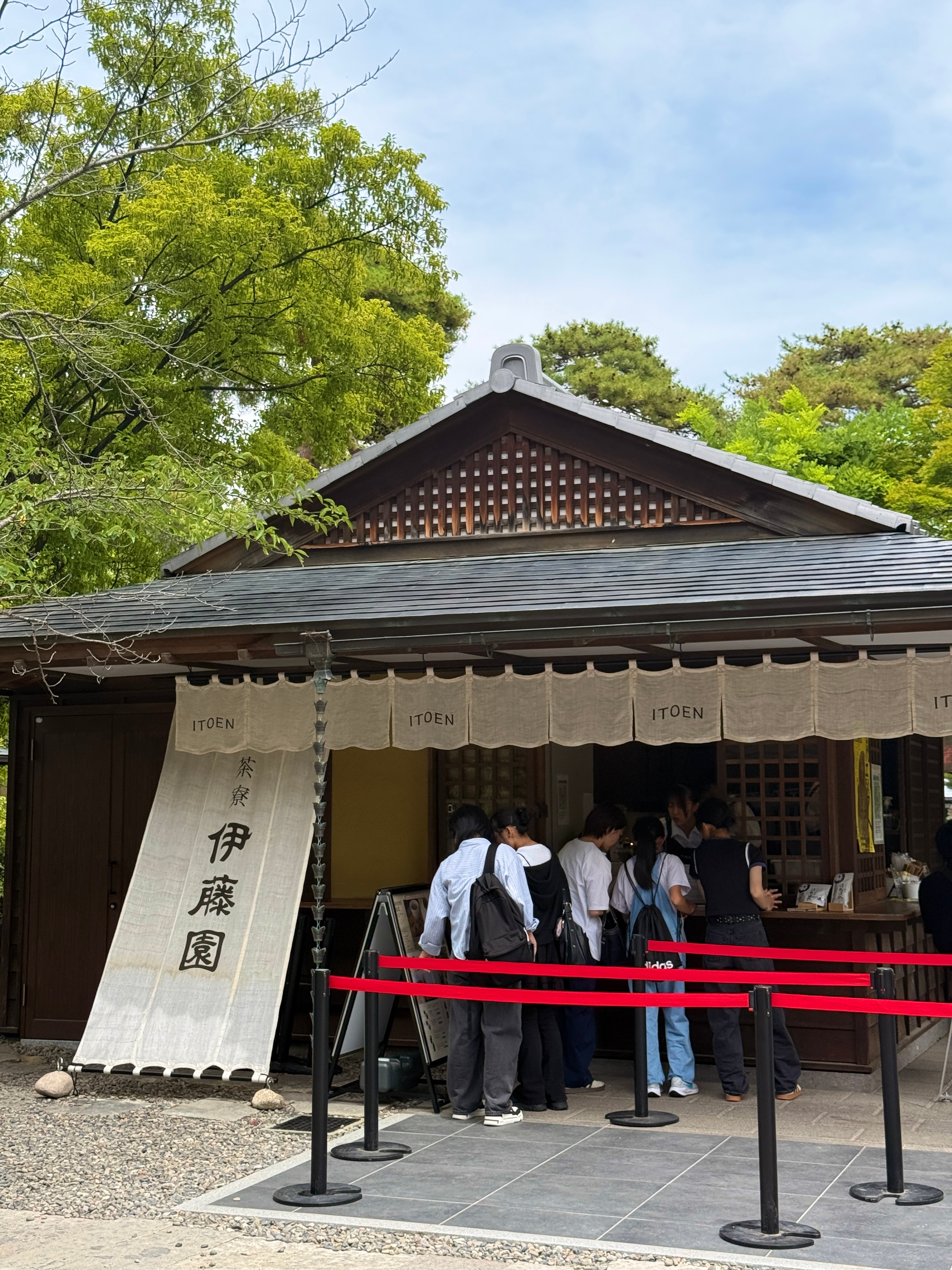 溜达到附近一间比较有名的寺院，叫“善光寺”，看到里面有一家好多人都在买的抹茶铜锣