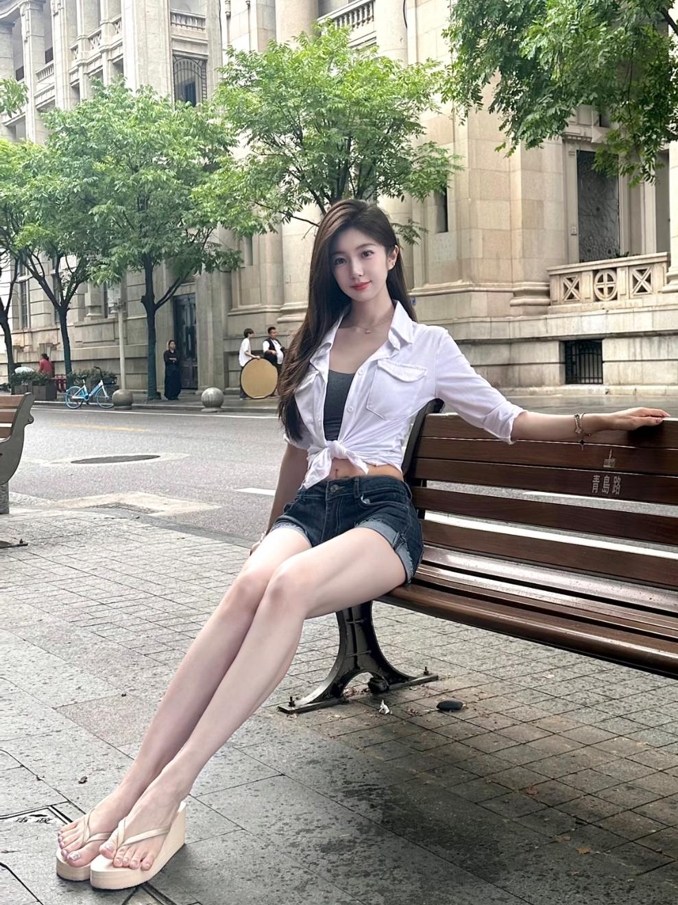 青岛路的夏日长椅
 
石墙还沾着老建筑的凉
罗马柱的纹路里蜷着几缕蝉鸣的碎响
绿