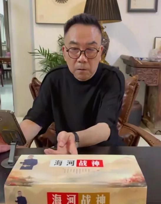 杨议的直播间又上新了
这次是印着他头像的布鞋，
和之前那款没什么两样，就换了个包