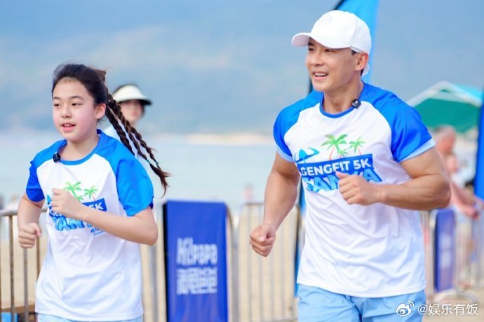 刘畊宏小泡芙参加5公里亲子挑战赛刘畊宏带小泡芙一起健身 刘畊宏发博分享与小泡芙一